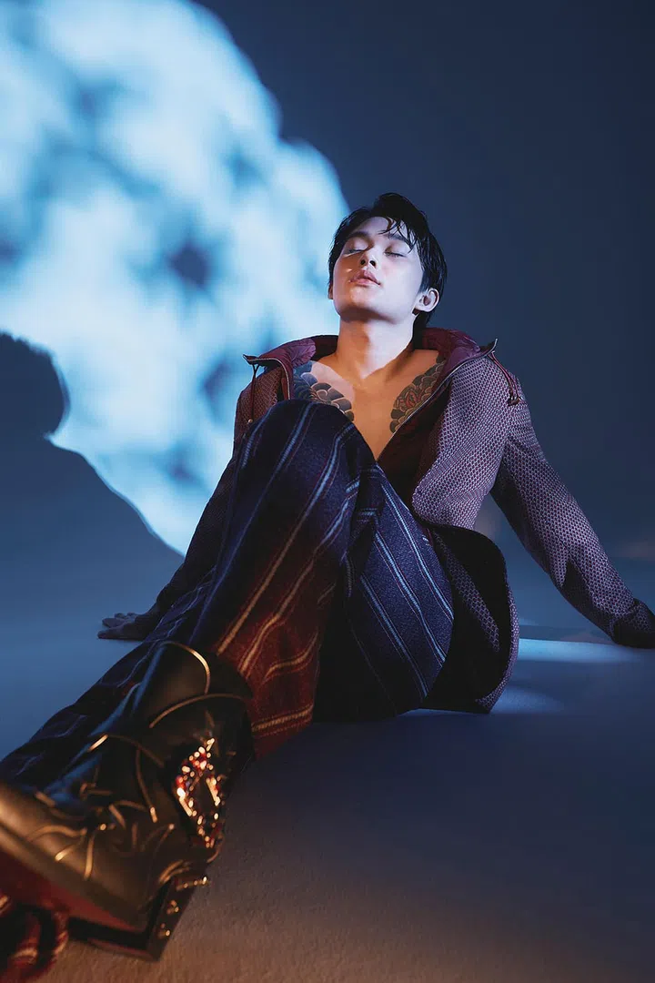 羊毛夹克、涤纶连帽衫和羊毛裤/Etro;铆钉牛仔皮靴/Christian Louboutin。