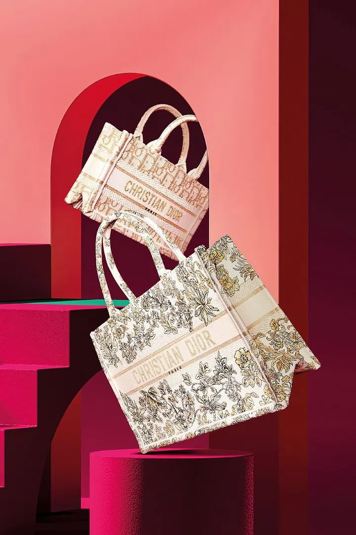 上至下：Dior Book Tote 迷你托特包、Dior Book Tote中型托特包/Dior。