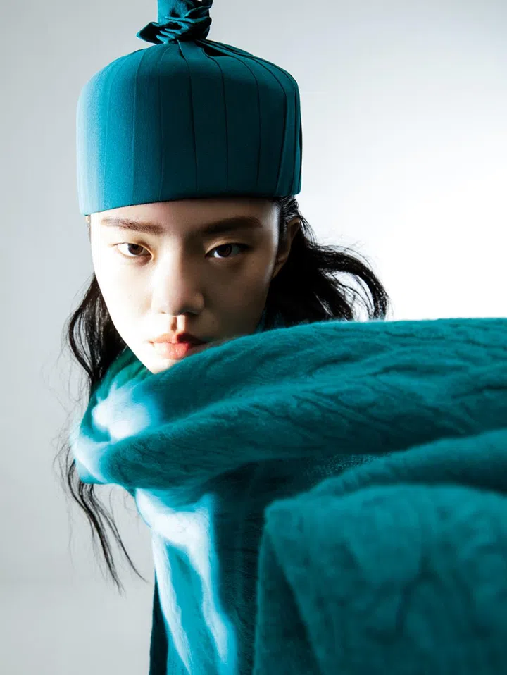 羊毛帽、羊绒针织衫和羊绒披肩/Loro Piana。