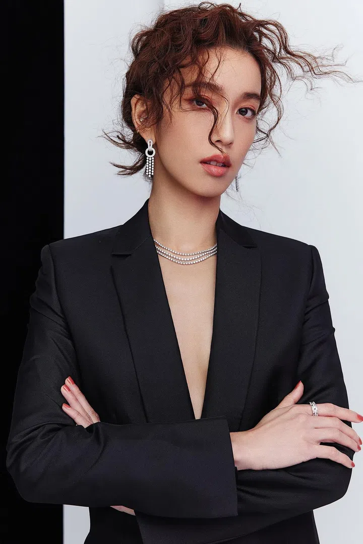 Agrafe 白金镶钻耳环; Agrafe 白金镶钻项链; Maillon Panthère白金镶钻戒指/Cartier。长款外套/Loewe。