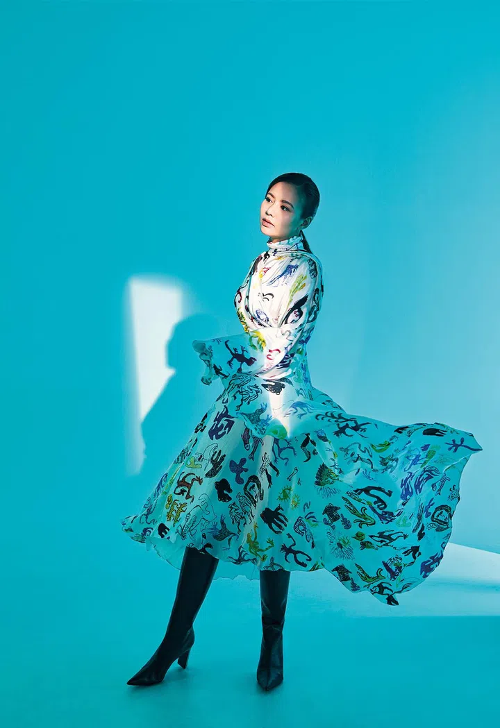 印花丝绸连身裙、皮靴/ Balenciaga