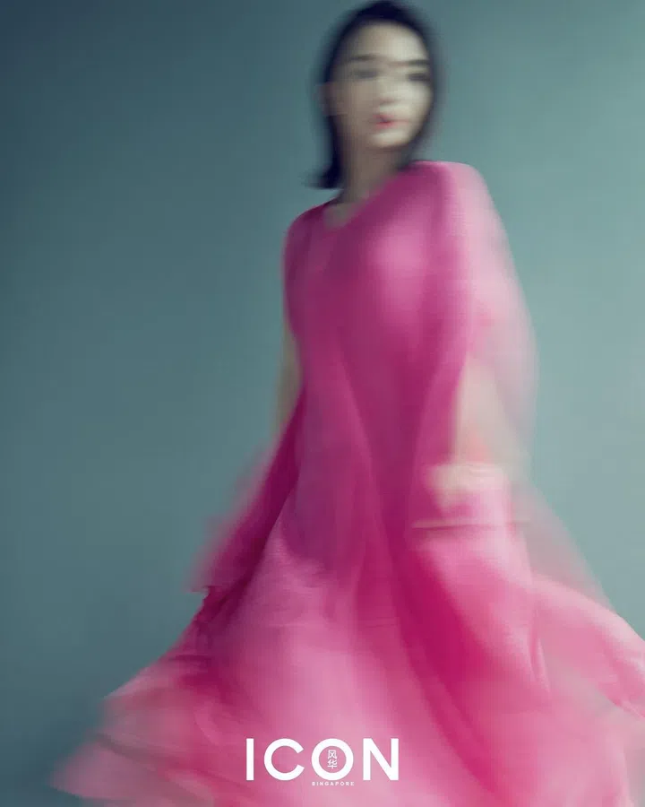 丝缎长款连衣裙/Balenciaga。