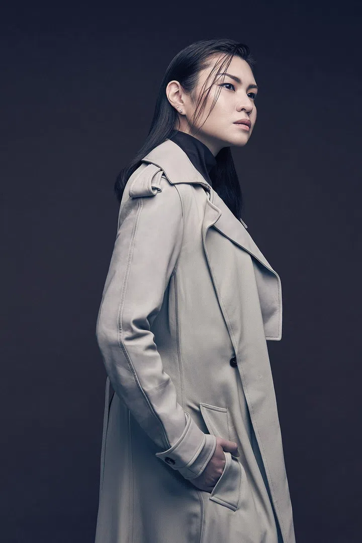 高领连衣裙、风衣/Bottega Veneta。