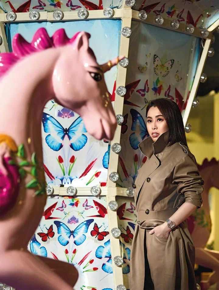 皮革风衣和皮革裤/Tod’s。Santos系列腕表/Cartier。