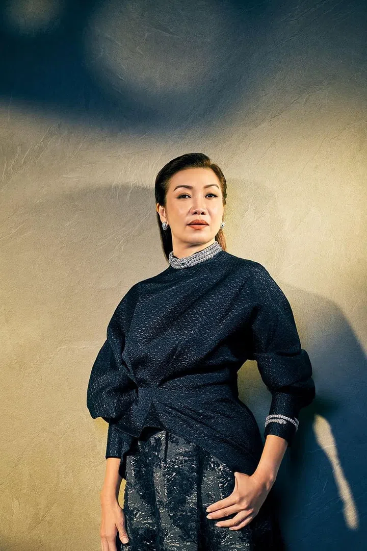涤棉混纺中式领结构上衣、棉涤混纺喇叭裙裤/Shanghai Tang;Serpenti白金镶嵌祖母绿和钻石高级珠宝项链及手环;Serpenti Tubolari白金镶嵌祖母绿和钻石耳环/Bulgari。