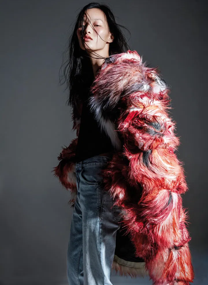 人造毛皮大衣/Marni;羊毛背心、牛仔裤/Saint Laurent。