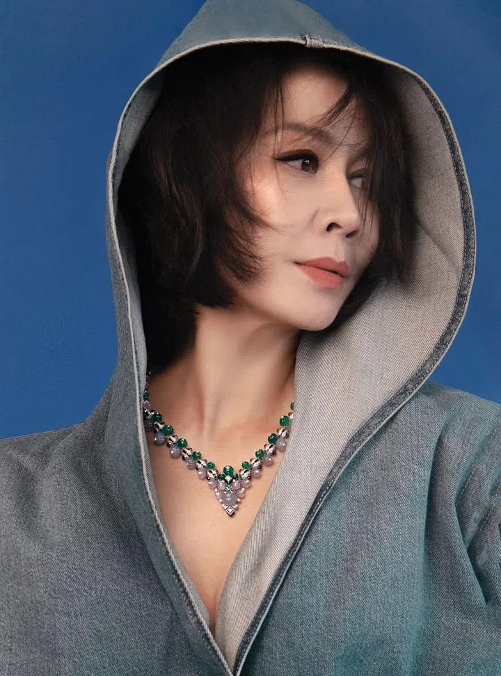 Sixième Sens par Cartier高级珠宝系列项链，白金镶嵌祖母绿、玉髓、蓝宝石、缟玛瑙、绿松石和钻石/Cartier。
连体上衣/Alaia@JOYCE；牛仔裤/Maison Martin Margiela@JOYCE。