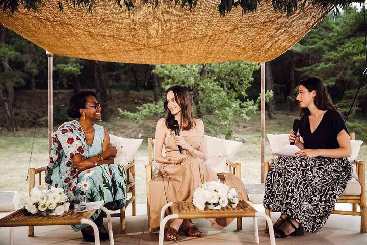 Guerlain投入蜜蜂保育多年，与好莱坞影星Angelina Jolie 合作培育女性养蜂人。