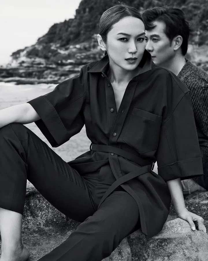 踏上Bondi Beach Coastal Walk，可尽享沿海景色。沿路 不仅有公园与餐馆，亦有许多 适合野餐的地点，是品味悉尼 自然风光与悠闲生活方式的 绝佳选择。就像爱情在时 光流转中不断充实与变化， 每一个瞬间都是共同创造的 美丽记忆。outfit: 戚玉武 & 白薇秀 / Tod‘s