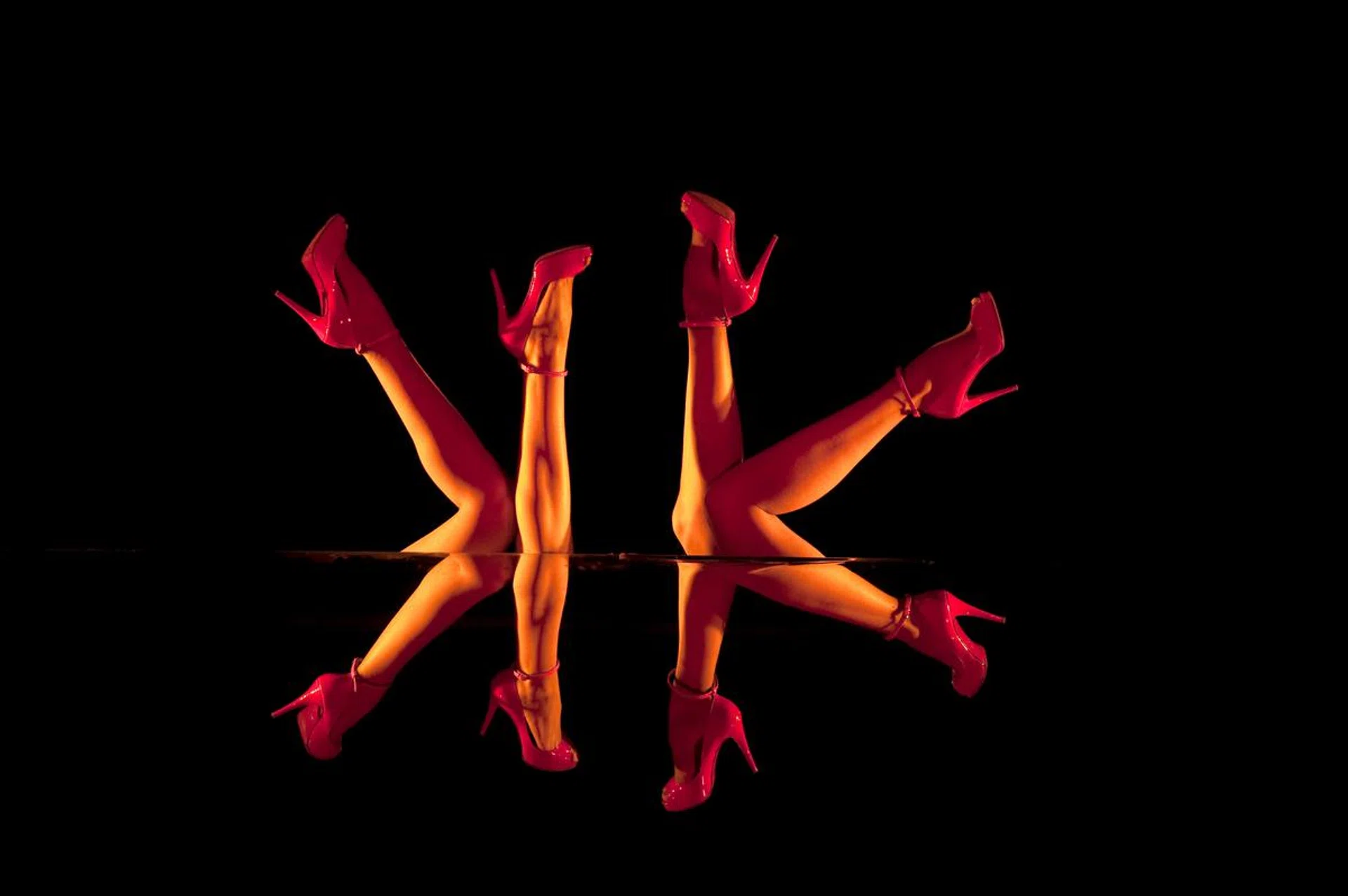 Christian Louboutin设计的癫马女郎专属红舞鞋，是癫马秀的亮点之一。