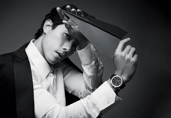 Pilot Big Date Flyback大日期飞返计时腕表/Zenith。棉质衬衫搭配羊毛晚宴外套/Louis Vuitton。