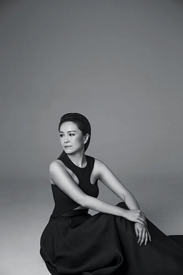 "产妇拍档"创办人林金燕 紧身胸衣和裙子/Valery Kolvaska@ Privato Asia 