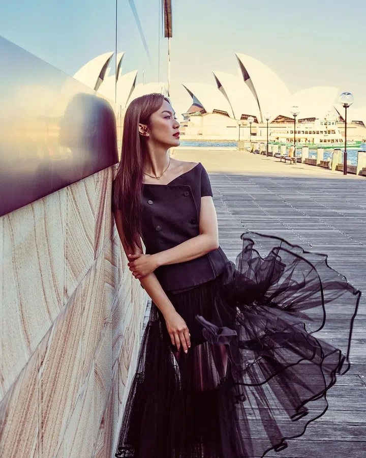 悉尼柏悦酒店旁的岩石区可远眺悉尼歌剧院壮丽景色。这里不仅是欣赏悉尼美景的理想位置，也是放松身心的最佳去处。outfit: 白薇秀 / Dior