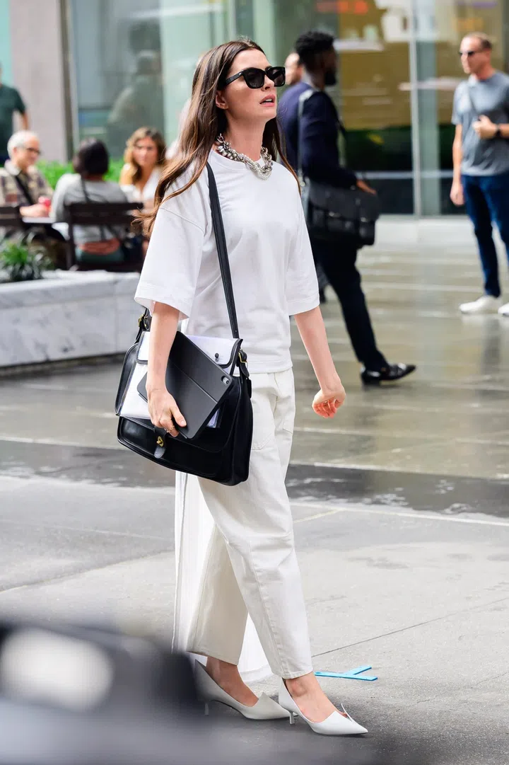New York, NY  Anne Hathaway was seen filming in Manhattan, reprising her beloved role as Andy Sachs for The Devil Wears Prada 2.

Pictured: Anne Hathaway

BACKGRID USA 25 JULY 2025 

BYLINE MUST READ: Diamond / BACKGRID

USA: +1 310 798 9111 / usasales@backgrid.com

UK: +44 208 344 2007 / uksales@backgrid.com

*UK Clients - Pictures Containing Children
Please Pixelate Face Prior To Publication*