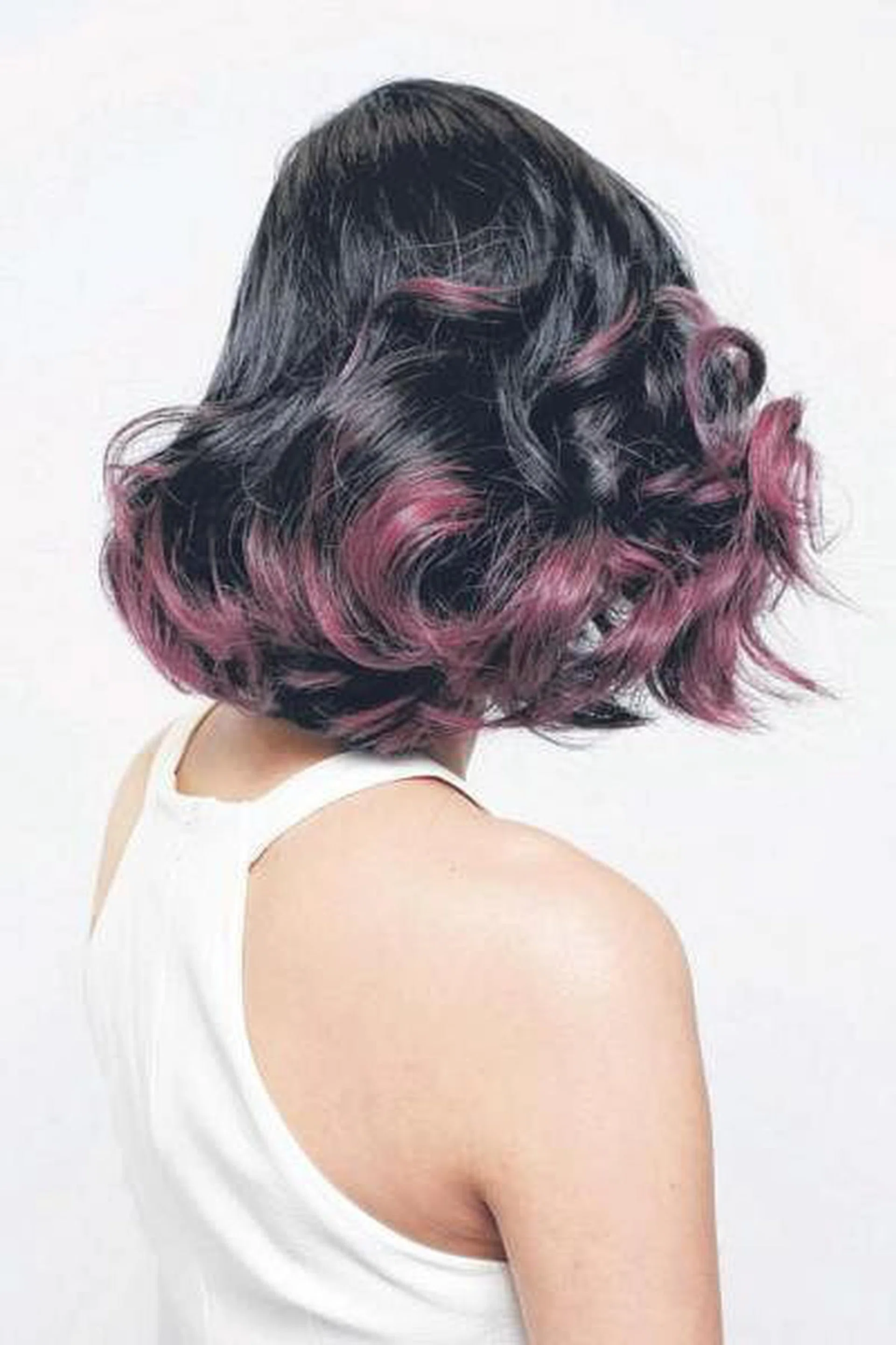 粉色系是今年春夏季流行的发色，给头发带来不同层次感。