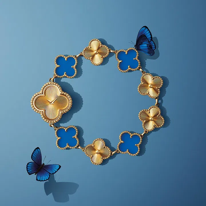 梵克雅宝Sweet Alhambra腕表新作以蓝玛瑙为主角。Photo courtesy of Van Cleef & Arpels