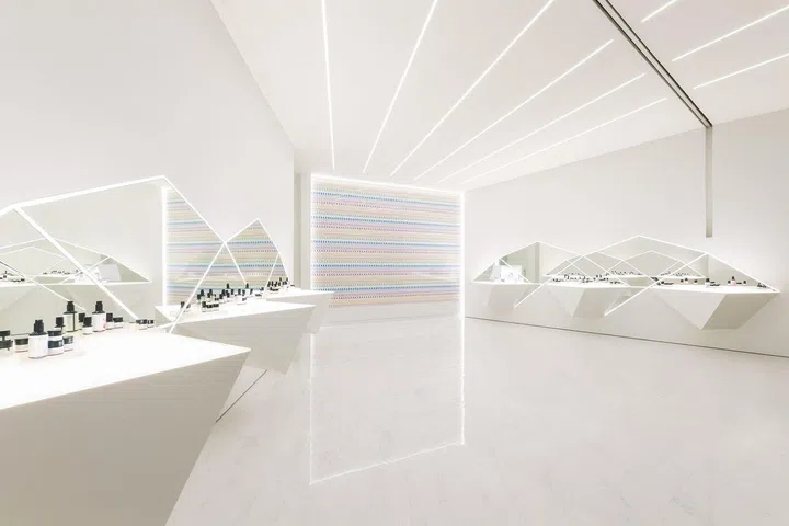 RATIONALE旗舰店，设计简约前卫，反映出品牌简约自然的主张。