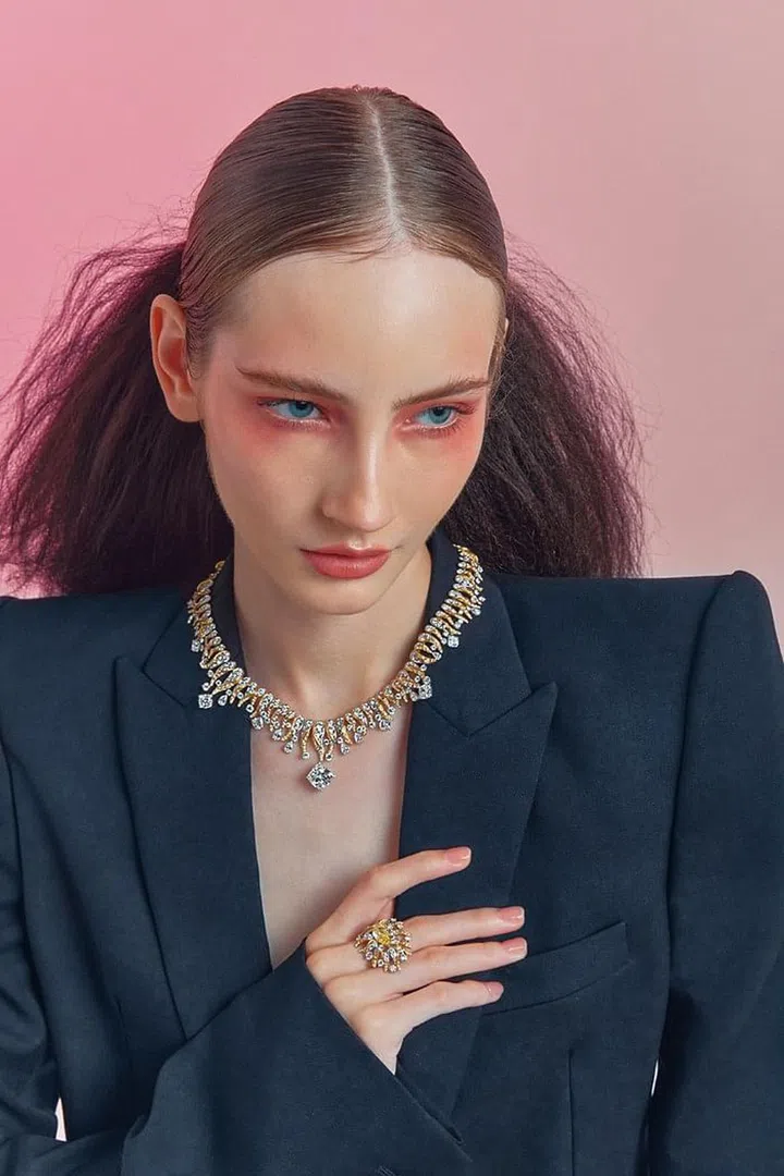 化妆 Aiyi Zhou using Charlotte Tilbury 发型 Aung Apicha@Artistry Studios using Kevin Murphy