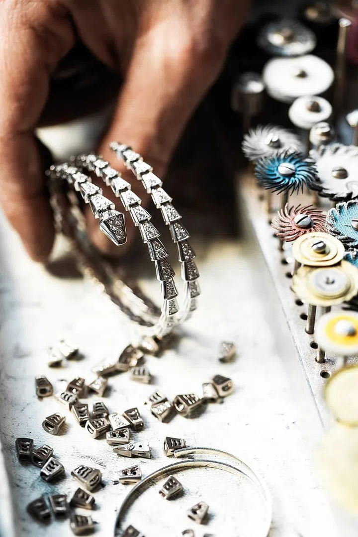 宝格丽以摩登手法诠释灵蛇符号，Serpenti Viper新品手镯主打模块化结构设计，片片独立的“蛇鳞”相连，呈现灵蛇蜿蜒美态。