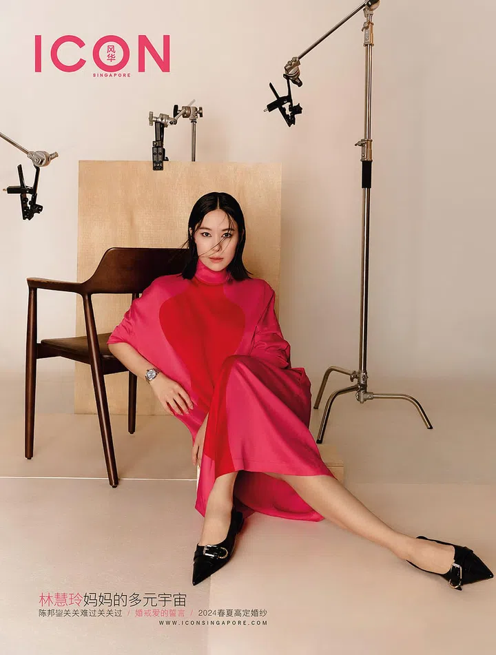 Conquest征服者系列34毫米腕表蓝色款/Longines;丝绸针织连衣裙/Ferragamo;皮革高跟鞋/Givenchy