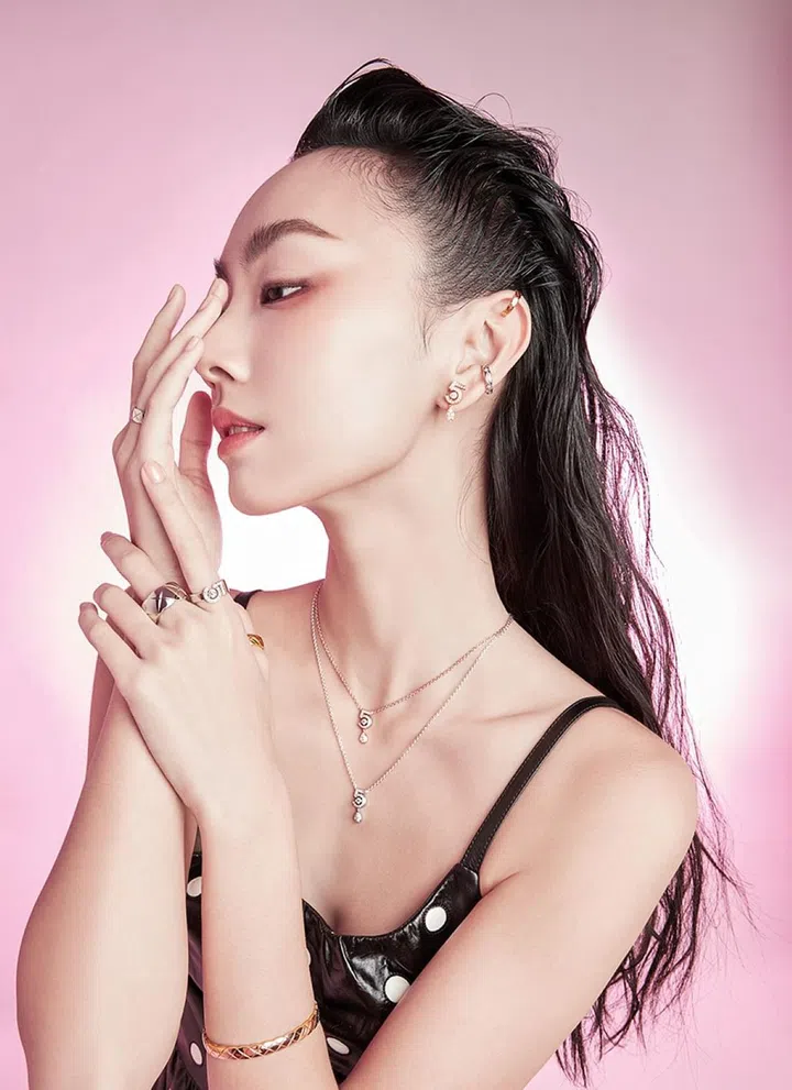 Eternal N°5 白金镶钻项链; Eternal N°5 米色金镶钻项链; Coco Crush 米色金手镯; Eternal N° 白金镶钻戒指; Coco Crush 白金戒指大型款; Coco Crush 白金戒指小型款; Coco Crush 黄金戒指小型款; Coco Crush 白金镶钻单只耳环; Coco Crush 米色金镶钻单只耳环; Eternal N°5 米色金镶钻可转换式耳环/Chanel。 皮革吊带波点上衣/Chanel。