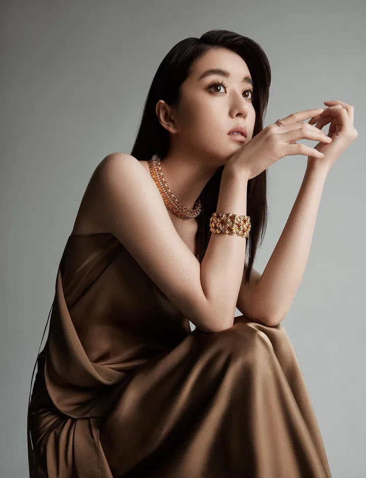 Tiffany Victoria系列玫瑰金镶钻藤蔓戒指;Hands黄金和铂金镶嵌钻项链;Schlumberger系列Daisy黄金镶钻手镯/Tiffany & Co。 丝缎长款连衣裙/Fendi。