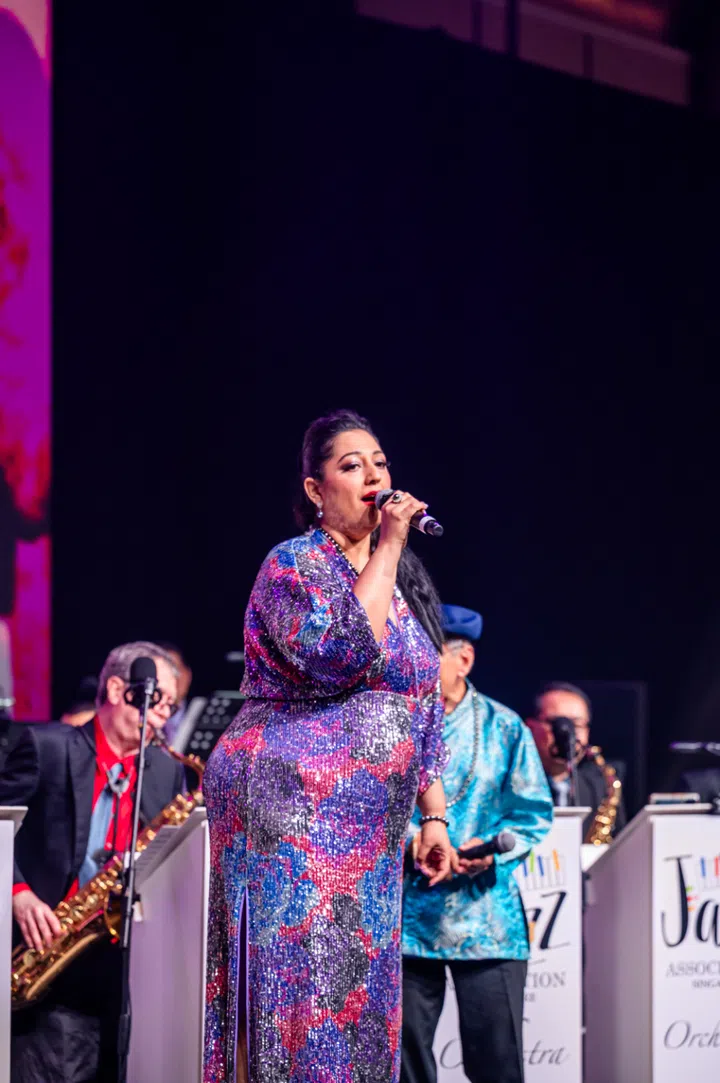 歌手Alemay Fernandez。