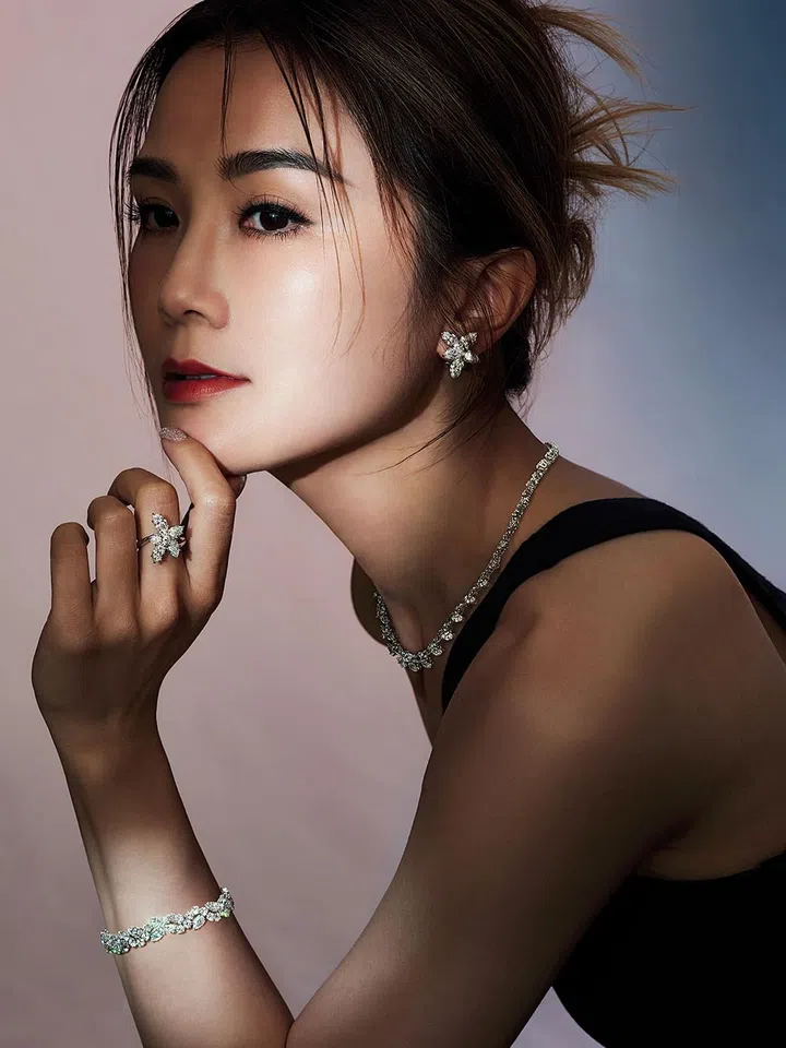 Winston Cluster系列钻石项链、钻石耳环、钻石手链和钻石戒指/Harry Winston。斜肩上衣 /Ralph Lauren。