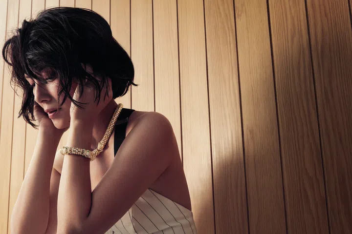 Panthère de Cartier手镯及项链，黄金镶嵌缟玛瑙、祖母绿和钻石/Cartier。
条纹上衣/Ralph Lauren Collection。