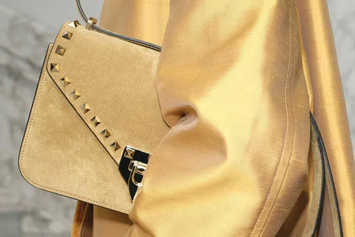 Valentino Garavani Rockstud bag features minimal stud detailing, embracing a “less is more” approach for a timeless, refined, and effortlessly elegant look.