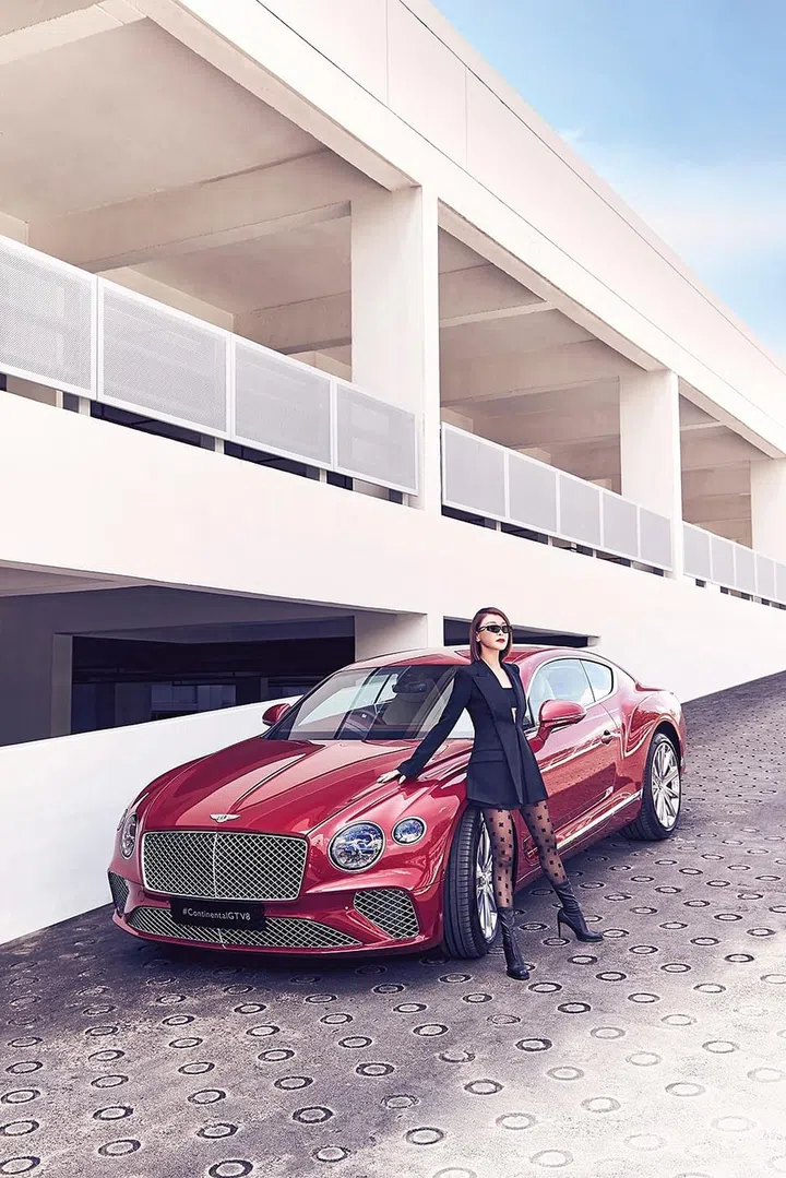 羊毛燕尾服夹克、配套短裤和logo印花紧身裤/Fendi。