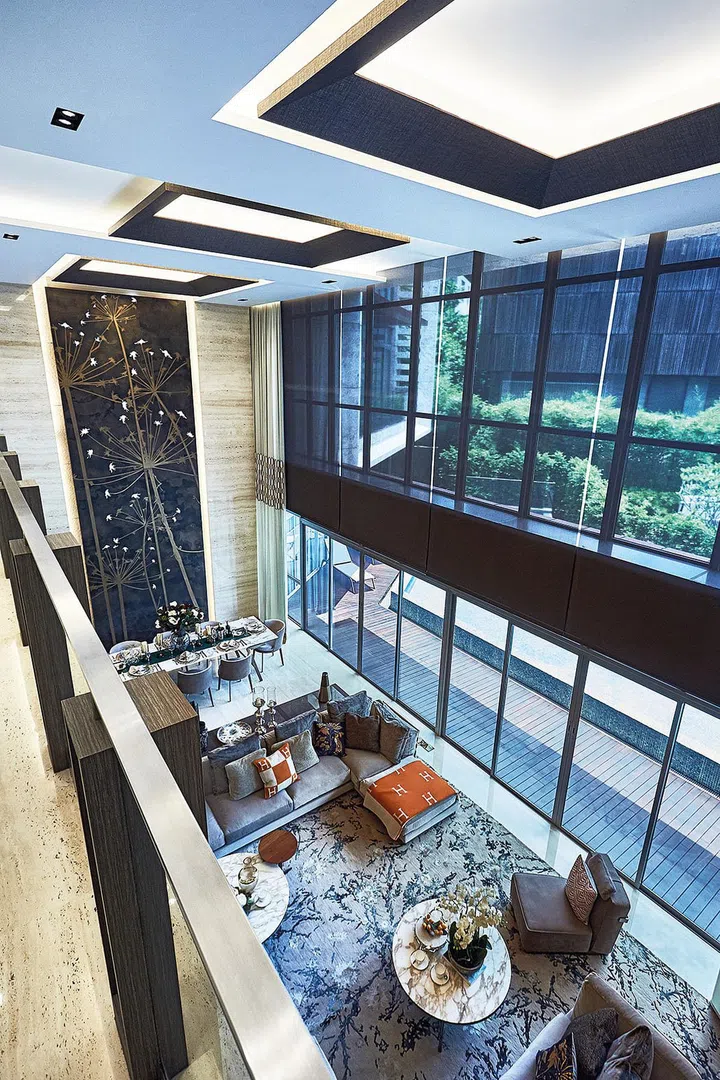 房子巧妙地采用大片落地玻璃引进自然光源，既可节省能源又能引进室外绿意。