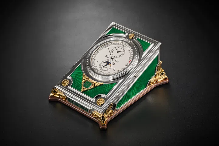 百达翡丽Ref. 27001M-001座钟具备万年历、周历功能及31天动力储存。