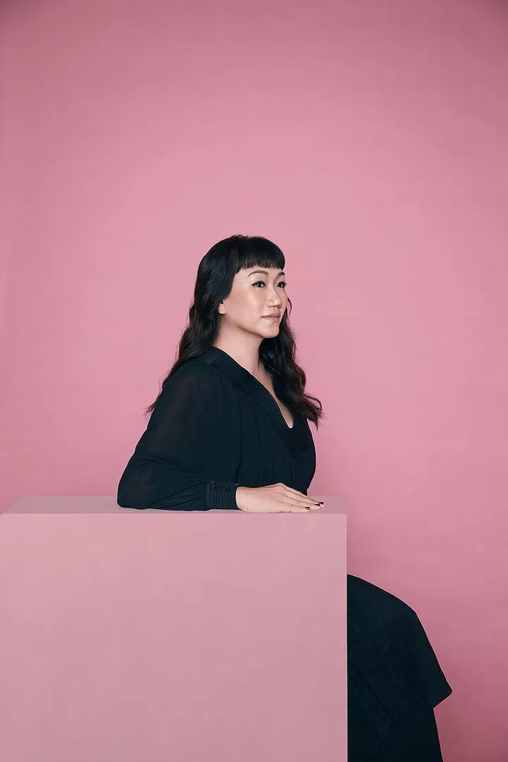 雪纺连衣裙配腰带、雪纺百褶裹身式半身裙、皮鞋/Tory Burch。