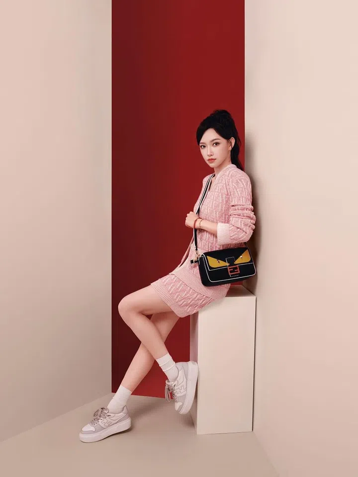 Prada 2025新春系列广告大片。Photo Courtesy of Fendi