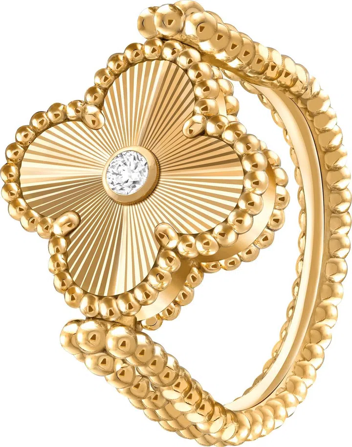 Vintage Alhambra可翻转戒指。Photo courtesy of Van Cleef & Arpels