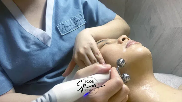 Asian Skin Aesthetic顾客享受AS Neck Designer Treatment疗程，透过新一代的RF射频技术深入直击肌肤的SMAS筋膜层。(照片：品牌提供)