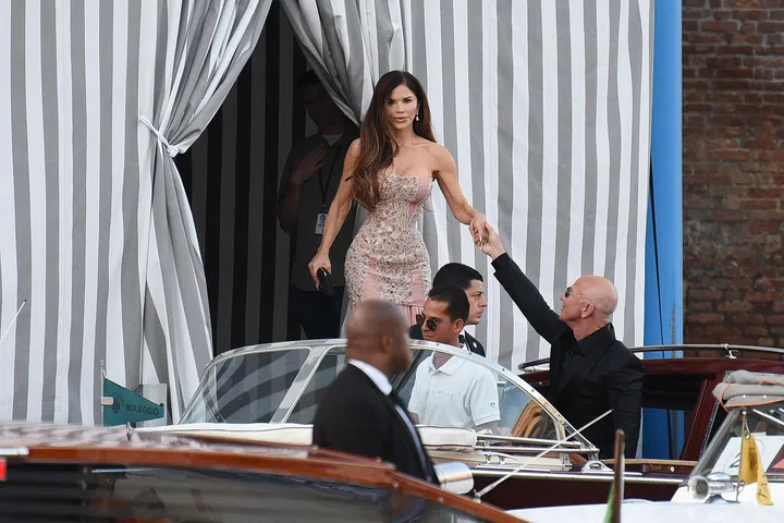The day after their sumptuous Venetian wedding, Jeff Bezos and Lauren Sanchez seen smiling and posing for photographers, despite the protests that continue to disturb their wedding

Featuring: Jeff Bezos, Lauren Sanchez
Where: Venice, Italy
When: 28 Jun 2025
Credit: Francesca Vieceli/KIKA Press/INSTARimages

**NOT AVAILABLE FOR PUBLICATION IN ITALY**