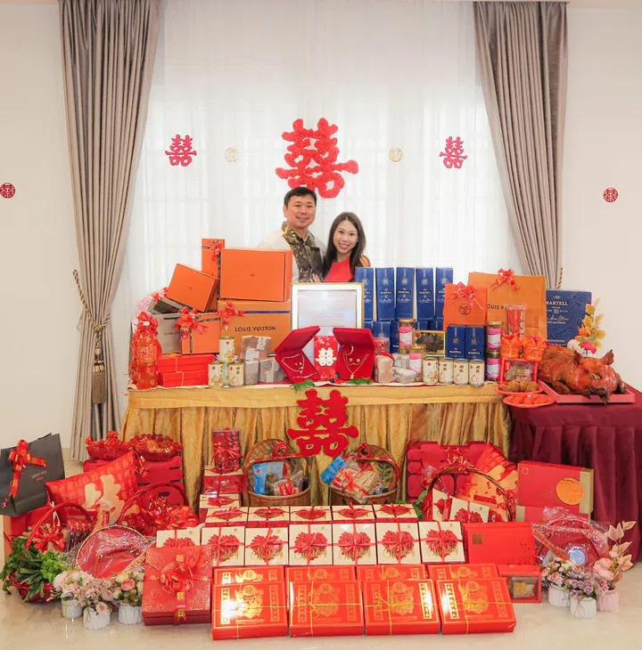 除了传统的喜饼和礼金，Lawrence还特别挑选了许多符合Sophia风格的时装单品，让整个过大礼仪式更具个性化。