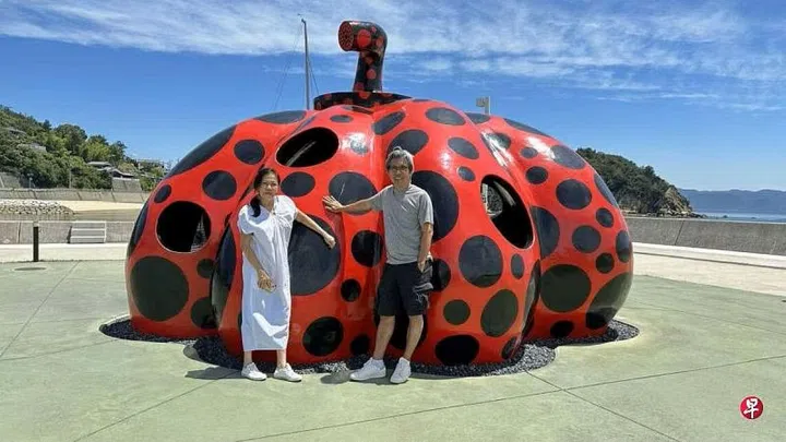 艺术藏家廖慧莲与丈夫到日本直岛与早间弥生(Yayoi Kusama) 的巨型南瓜留影。照片：受访者提供