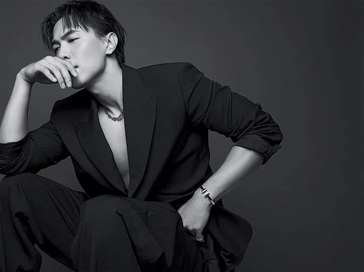 Tiffany HardWear系列中号链环项链，18K黄金; Tiffany T系列18K黄金手镯/Tiffany & Co.。羊毛外套/Fendi；羊毛裤/Versace 。
