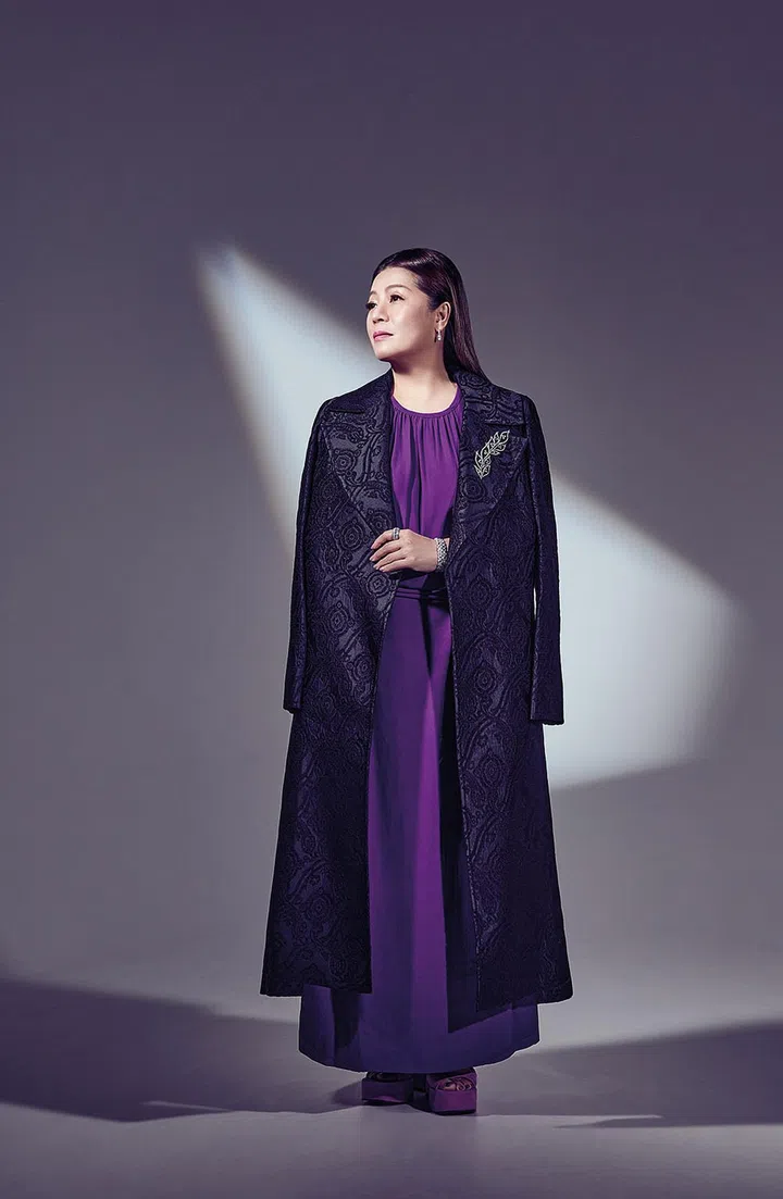 丝绸连衣裙/Liviana Conti@Tyan;羊毛丝质大衣/Etro。