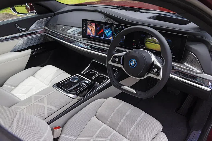 车内搭载品牌首见的BMW Interaction Bar互动式光带。