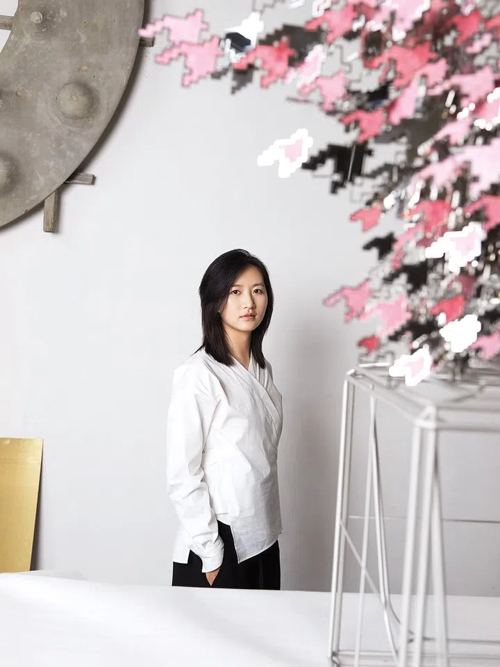中国艺术家罗黛诗以千鸟格展现自由的女性姿态。PHOTO:DIOR BEAUTY