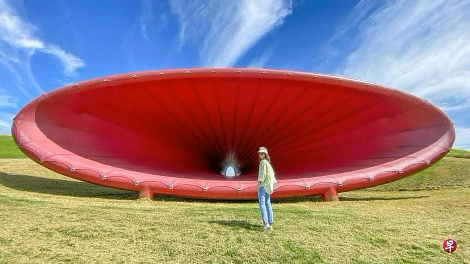 独立策展人陈秀丽去年三月带团到新西兰雕塑Gibbs Farm留影 / 照片：受访者提供