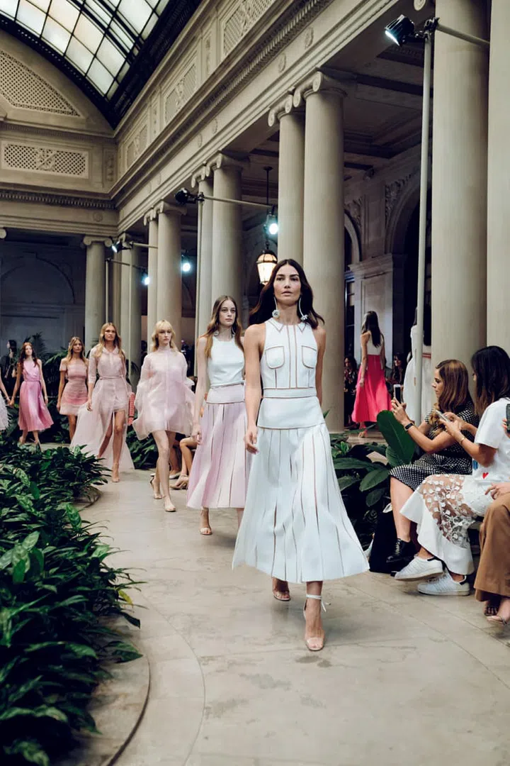 hr_carolina_herrera_ss16_runway-04137@2x