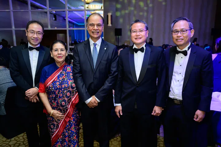 (从左至右) Prof Yeo Khung Keong、Mrs Muhammed Aziz Khan、Mr Muhammed Aziz Khan、Prof Ng Wai Hoe、Prof Chua Yeow Leng 