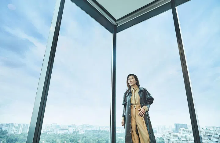 棉质衬衫、棉质亚麻阔腿裤、纳帕皮革风衣/Salvatore Ferragamo。