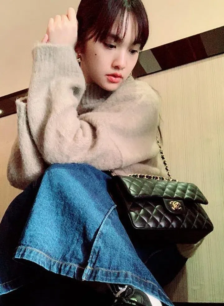 歌手杨丞琳(Rainie Yang)背Chanel Classic Flap手袋。