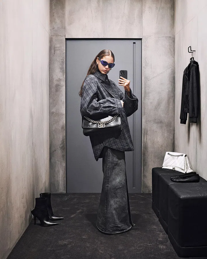 Balenciaga 2023秋冬宣传大片中众多单品皆由循环可持续的元素打造。Photo Courtesy of Balenciaga
